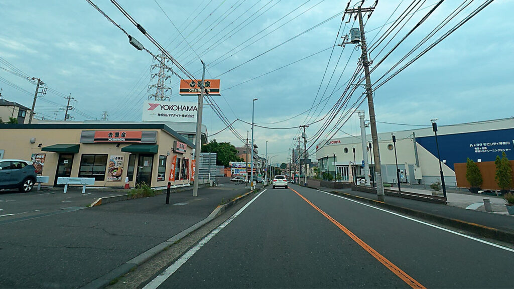 神奈川県道40号沿いの吉野家 厚木街道東希望が丘店付近から二俣川方面へ向かう道路