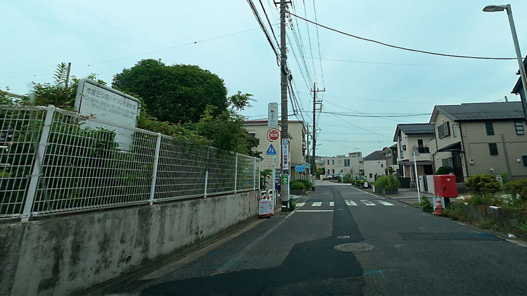 神奈川県横浜市瀬谷区のホワイト公園付近からイオンスタイル三ツ境方面へ向かう道路