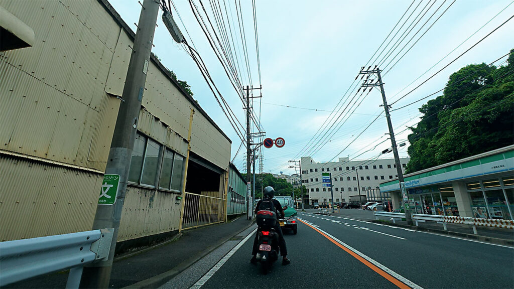 ファミリーマート 小浦権太坂店付近の国道1号から権太坂スクエア方面へ向かう道路