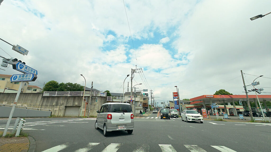 油平交差点付近の国道411号 滝山街道からあきるのプレイス方面へ向かう道路