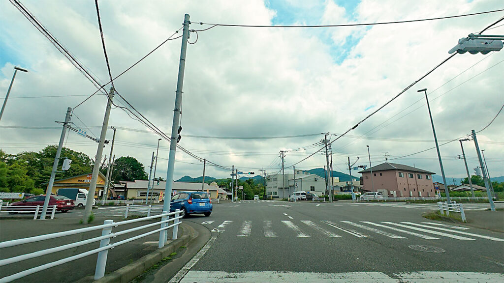 東金原交差点付近から神奈川県道65号を新小倉橋方面へ向かう道路