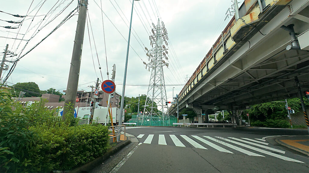 横浜市戸塚区の矢沢交差点付近からトツカーナモール方面へ向かう道路