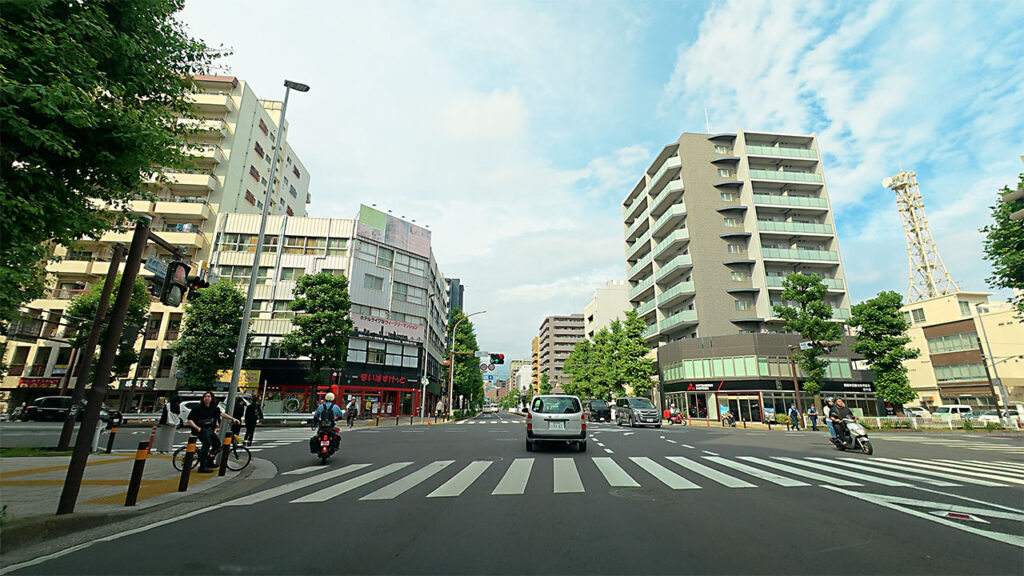 長者町一丁目交差点付近から横浜市山下町地下駐車場方面へ向かう道路