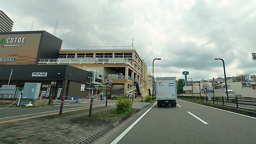 COTOE橋本立体駐車場入口付近に設置されたP表示と入口案内