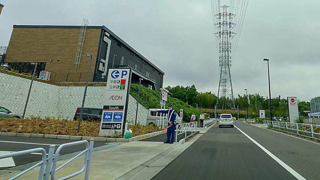 イオン八王子滝山 South敷地駐車場入口のP案内表示