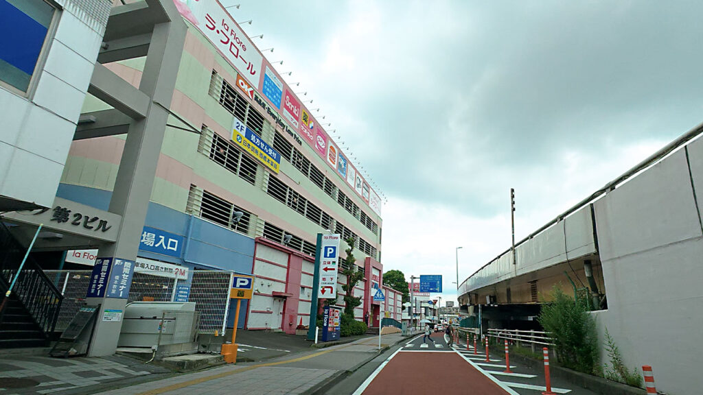 国道16号側道から見えるラ・フロール橋本立体駐車場入口のP表示