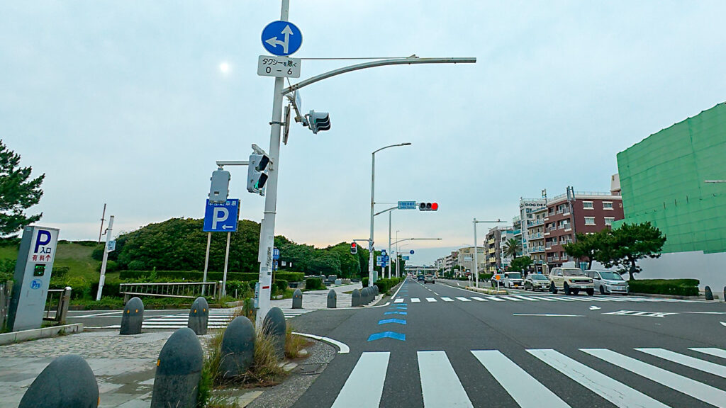 国道134号の中部駐車場前交差点付近に見える湘南海岸公園 中部駐車場のP入口表示