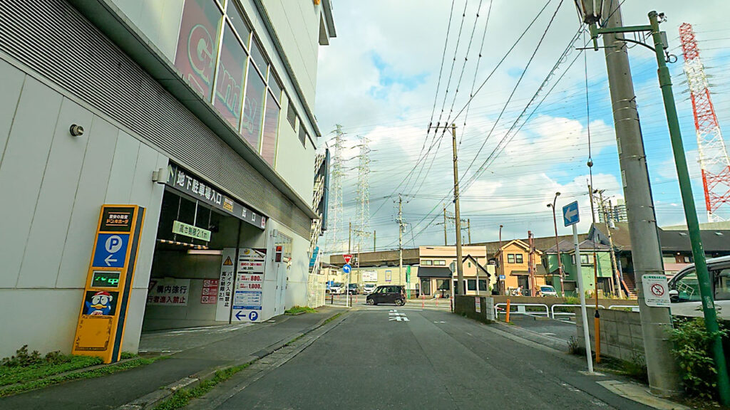 SING橋本の建物脇にある地下駐車場入口とP表示