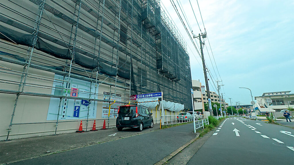 ザ・ビッグ港南台店の第1屋上駐車場入口にあるP表示と進入口