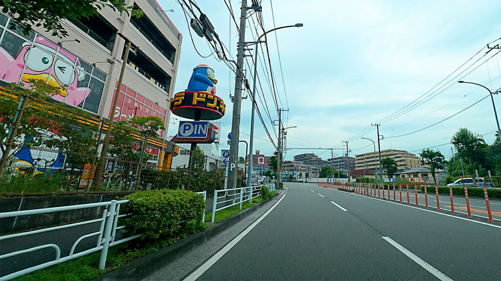 神奈川県MEGAドン・キホーテ狩場インター店付近に見えるドンペンとP IN表示