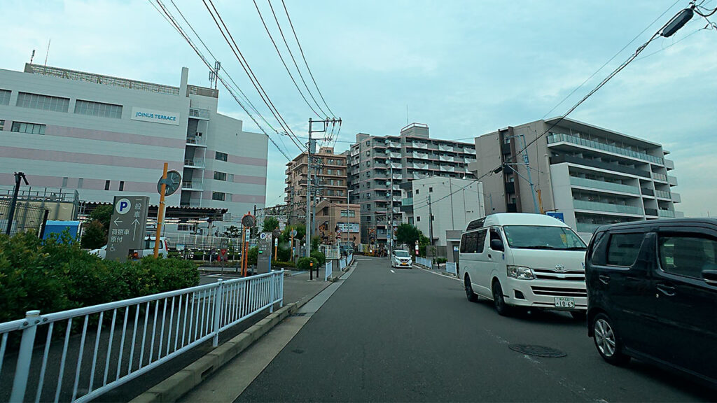 ジョイナステラス二俣川の二俣川南口駐車場へ案内する一般車P表示