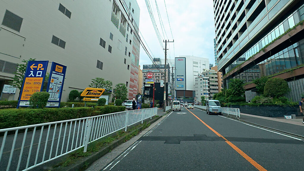 タイムズ ハマボールビルディング駐車場入口を示すP表示と料金案内