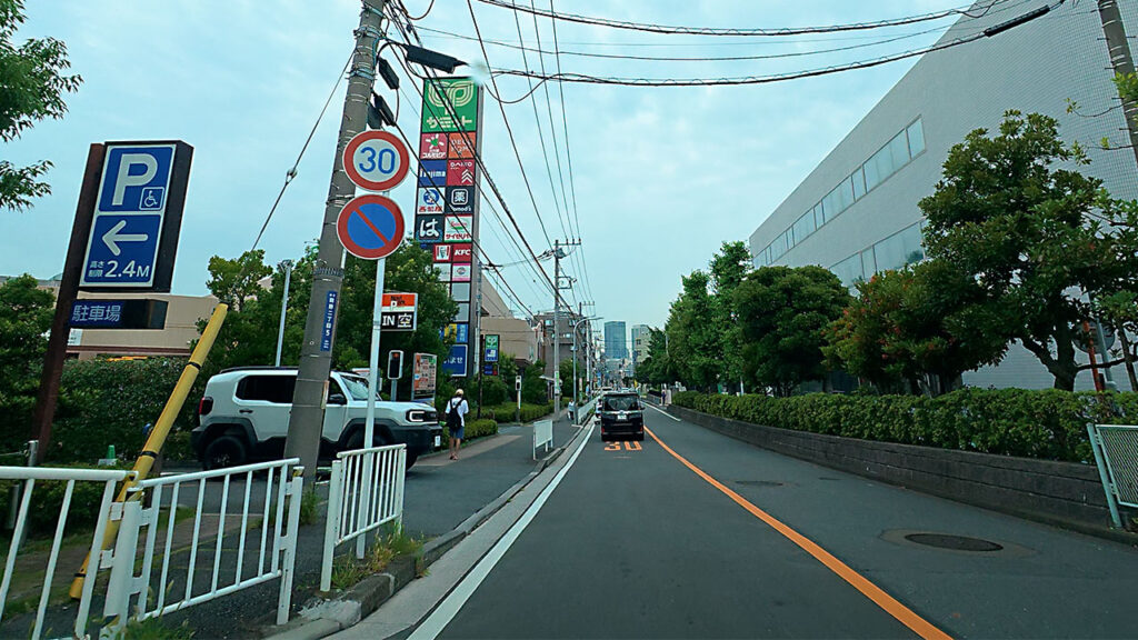 サミットストア 横浜岡野店の立体駐車場入口を示すP表示と空車表示