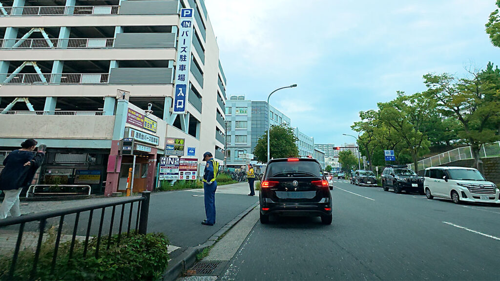 港南台バーズ立体駐車場入口の縦型P看板と入口付近の道路