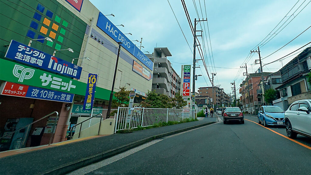 権太坂スクエアの店舗看板と立体駐車場入口を示すP表示
