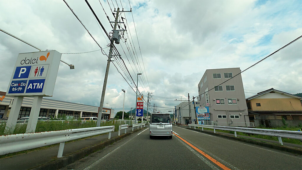 国道413号沿いに見えるダイエー津久井店駐車場のP案内板