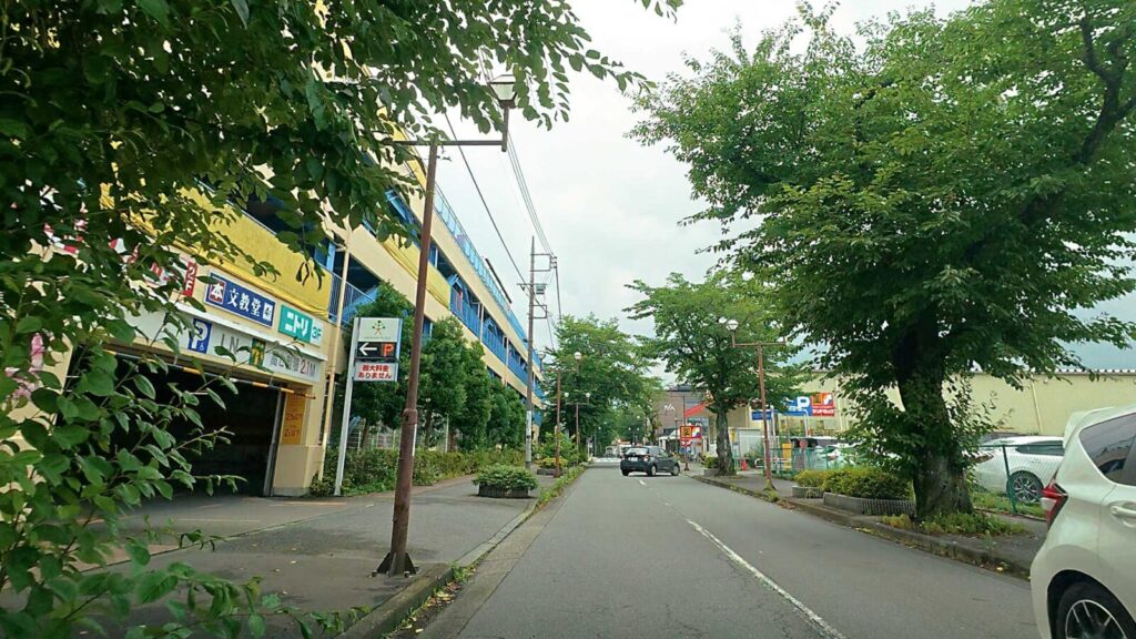 あきるのプレイス駐車場入口付近のP表示と高さ制限2.1mの案内