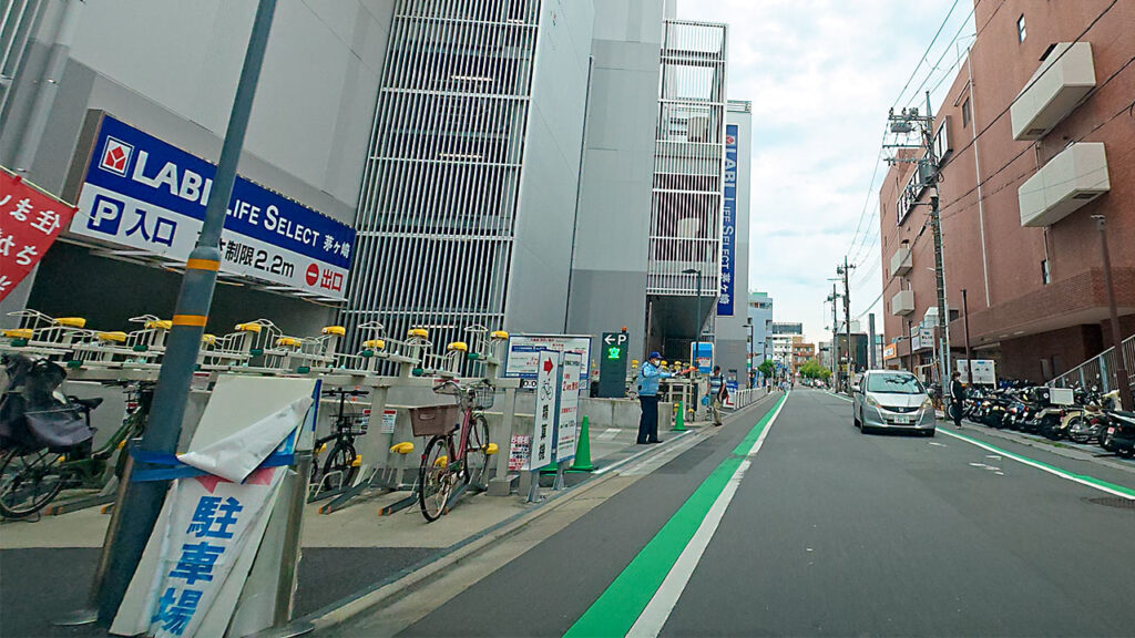 ヤマダデンキ LABI LIFE SELECT 茅ヶ崎の建物外壁にある立体駐車場P入口表示