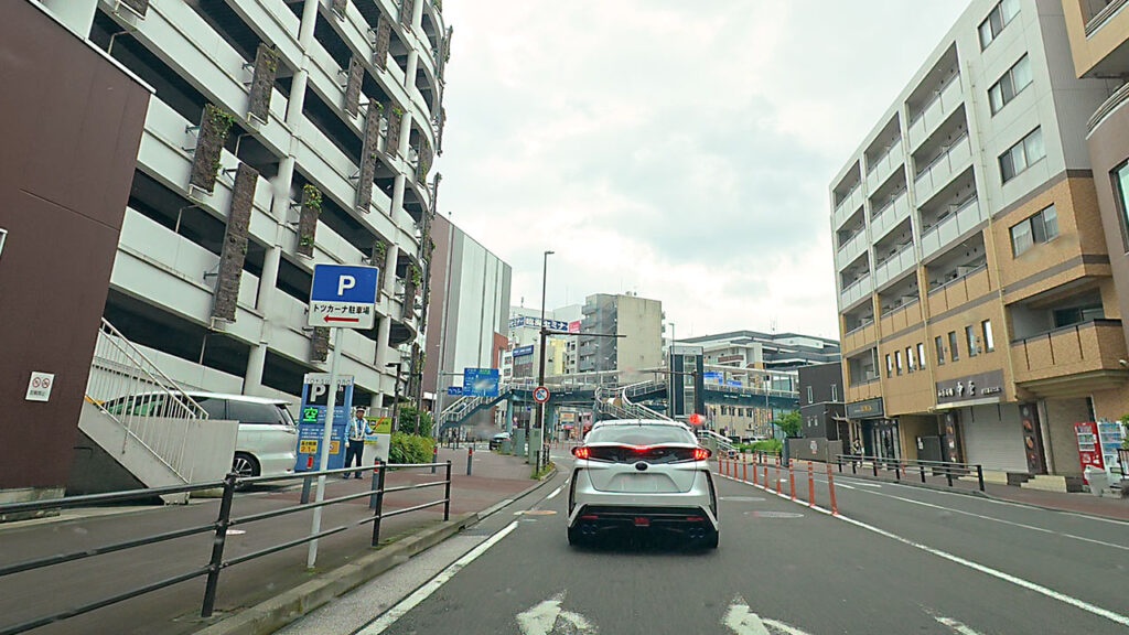 トツカーナモール駐車場入口付近のP表示とトツカーナ駐車場案内