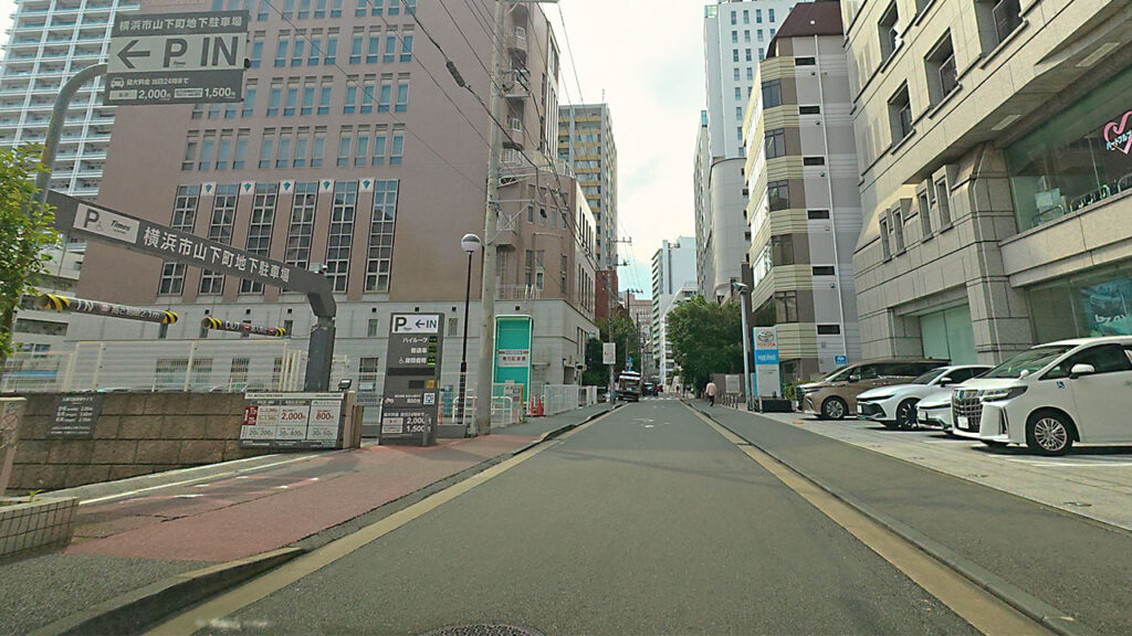 タイムズ横浜市山下町地下駐車場入口付近のP表示