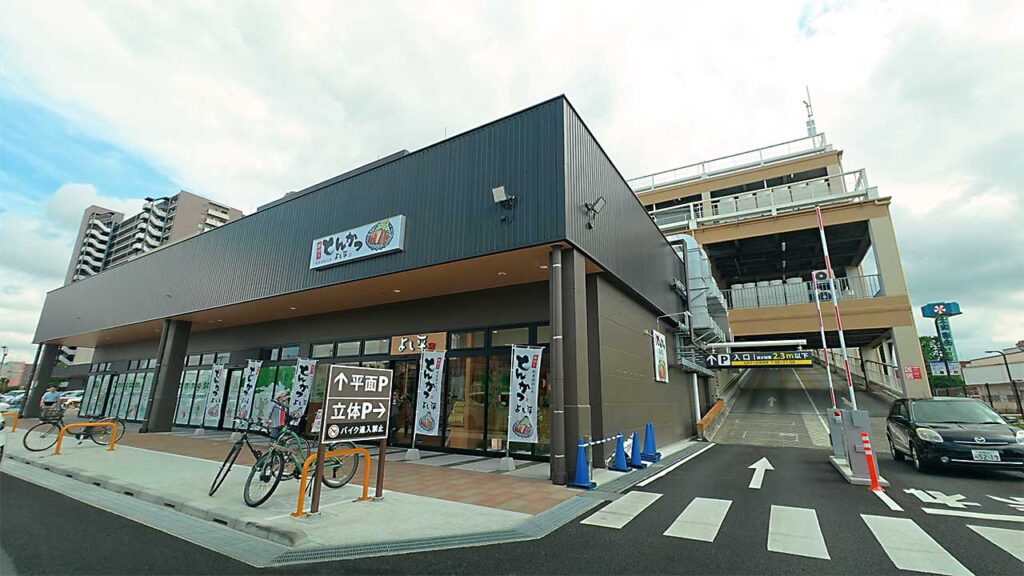 COTOE橋本立体駐車場入口スロープと入口付近の様子