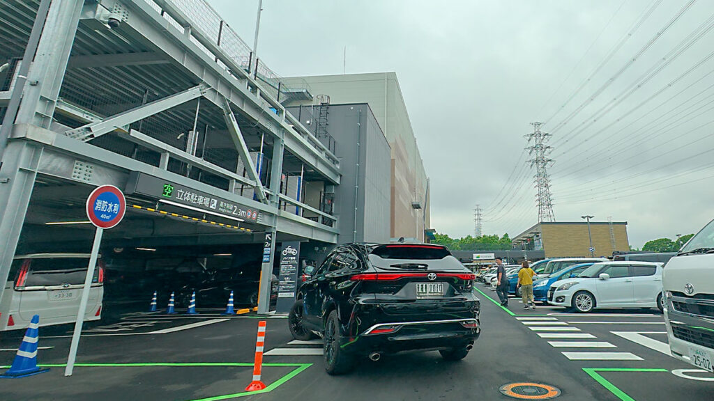 イオン八王子滝山 South平面駐車場から立体駐車場入口へ進む様子