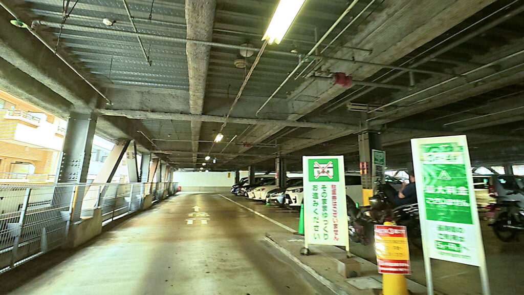 タイムズBUONOTOWN AKEBONOのゲートレス入庫エリアと車両ナンバー認識カメラ付近