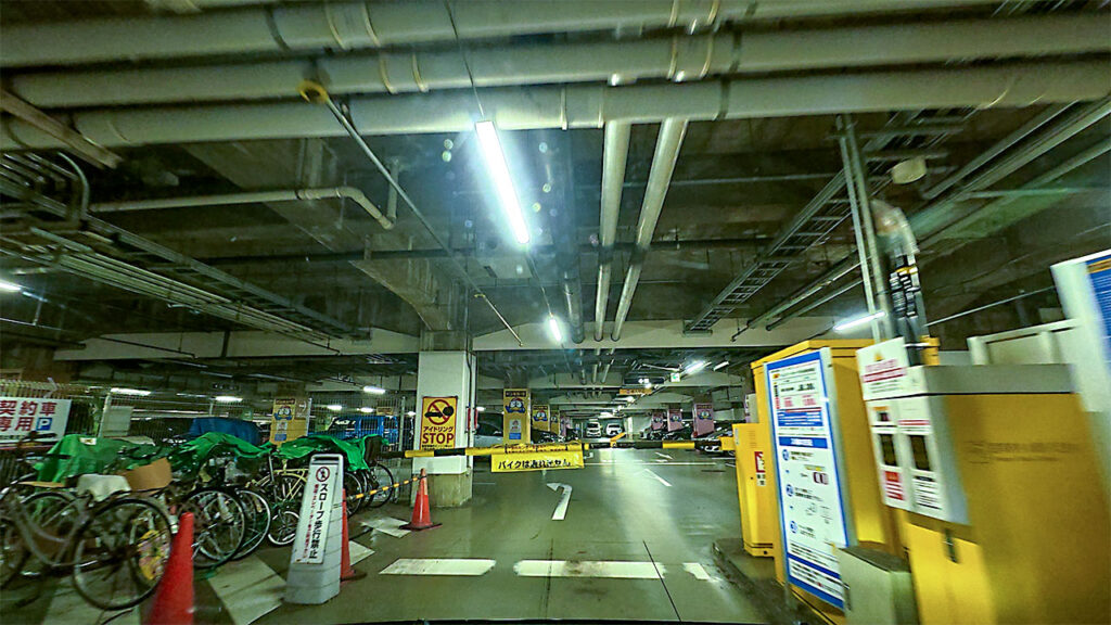 タイムズドン・キホーテSING橋本駅前店の入口ゲートと発券機
