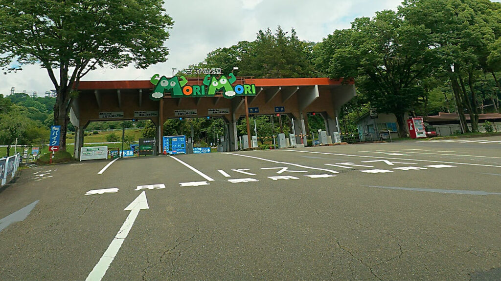さがみ湖 MORI MORI正面ゲートと車種別の進行方向表示