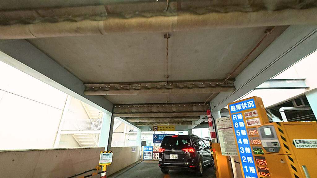 港南台バーズ立体駐車場の入口ゲートと駐車券発券機