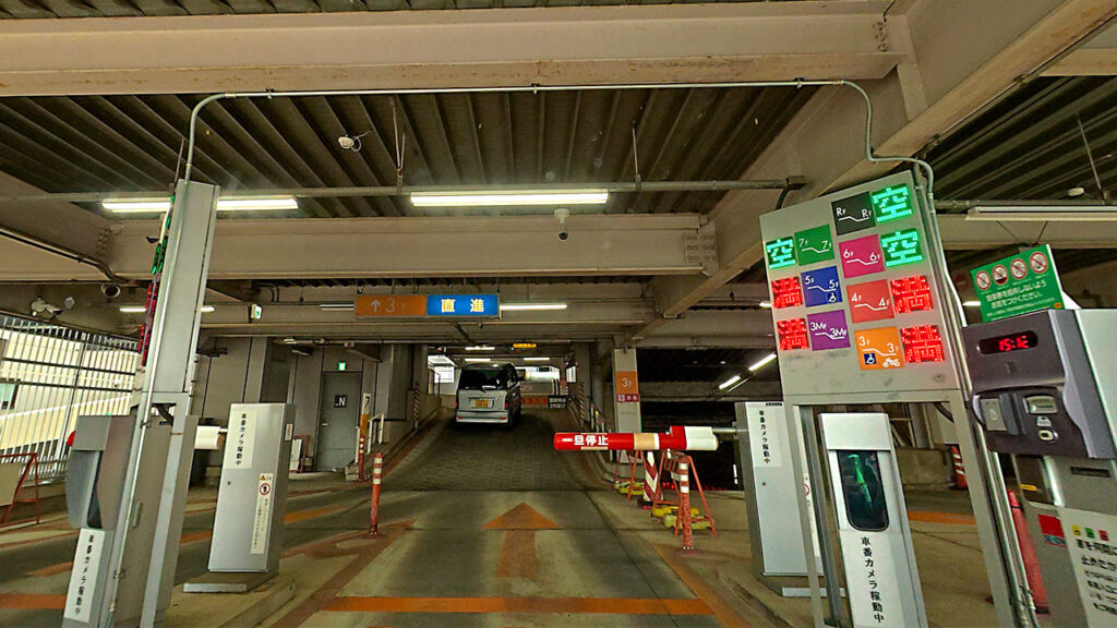 相模原市営橋本駅北口第2自動車駐車場の入口ゲートと発券機