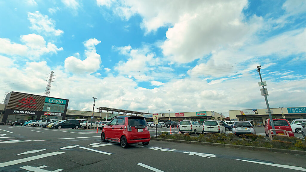 コピオ相模原インター平面駐車場内と店舗正面の様子