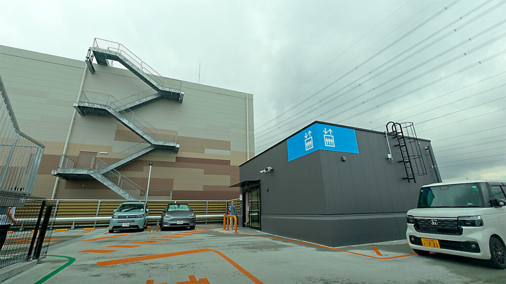 イオン八王子滝山 South立体駐車場の屋上階にあるエレベーター出入口付近