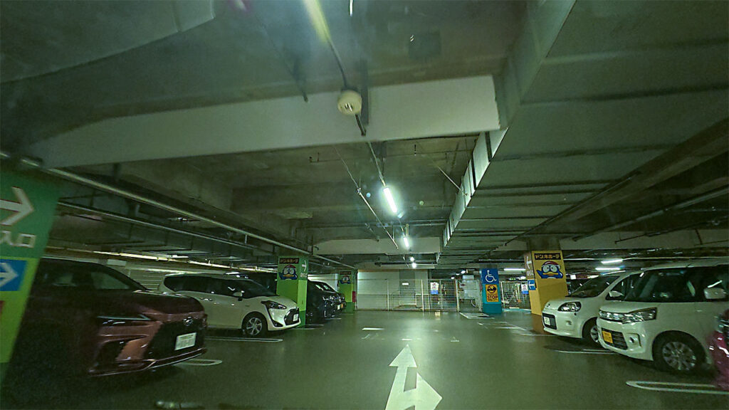 SING橋本地下駐車場B1Fの車路と駐車区画の様子
