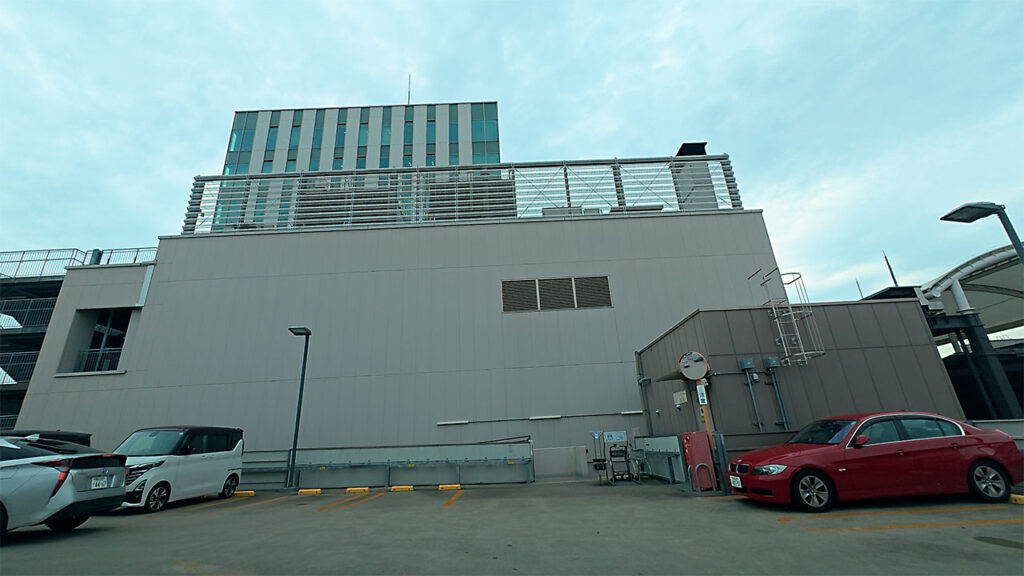 ジョイナステラス二俣川の二俣川南口駐車場屋上階と周辺建物の様子