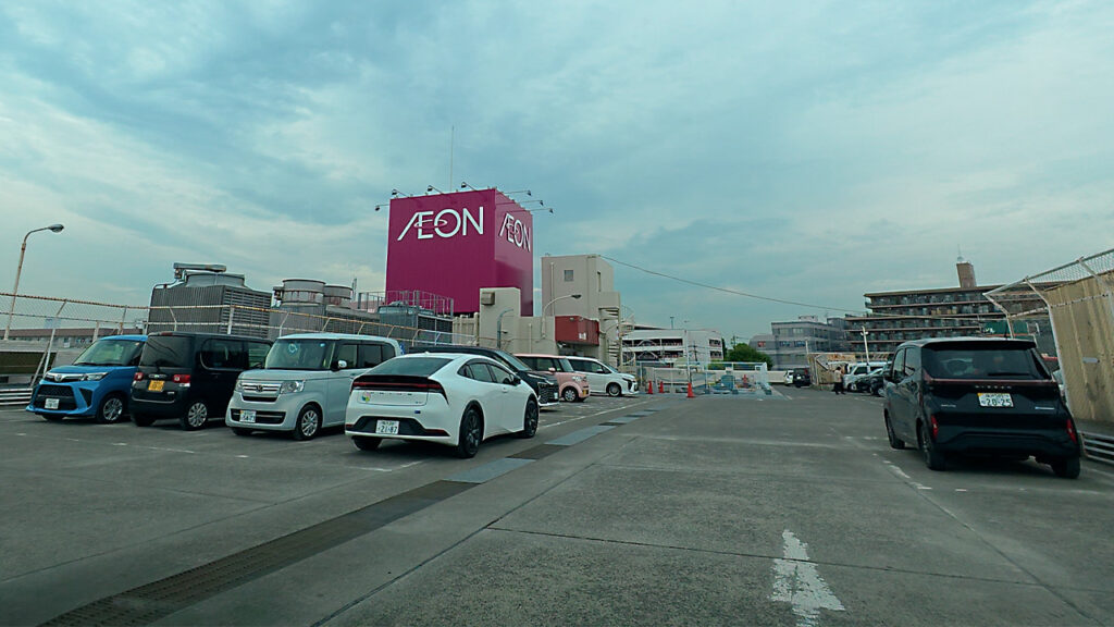 イオンスタイル三ツ境 第2屋上駐車場の通路と駐車区画