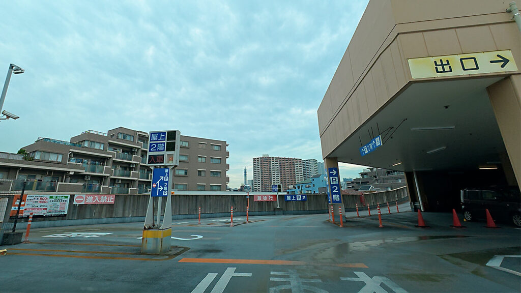 ナビパーク岡野第2駐車場の2階駐車エリアと屋上階へ向かう通路の分岐