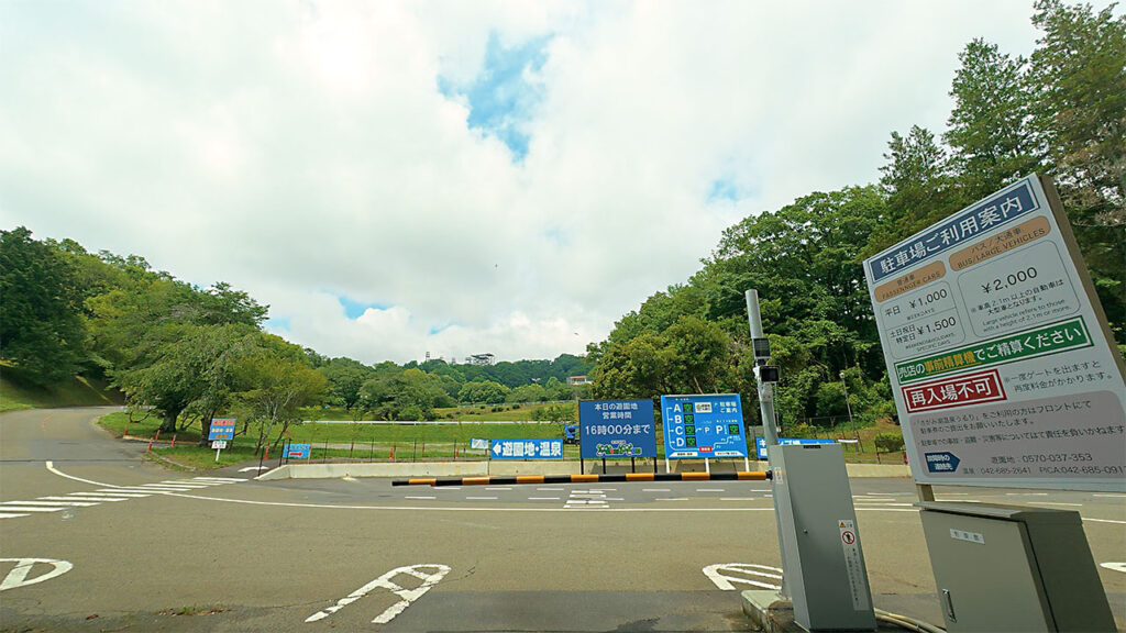 さがみ湖 MORI MORI入口ゲートの発券機と駐車場利用案内