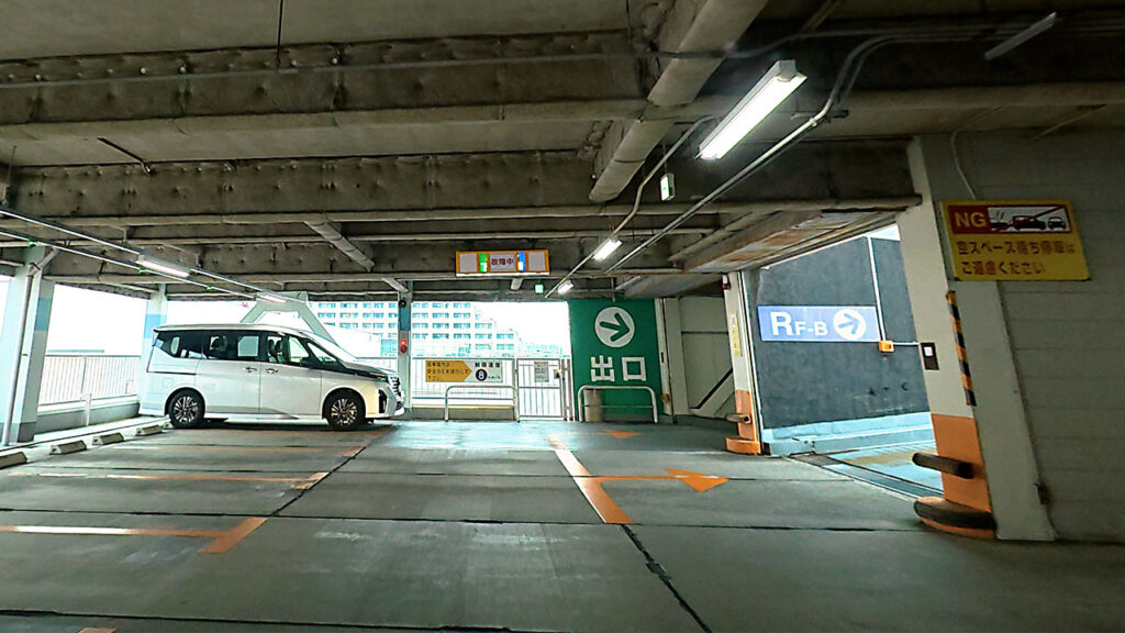 港南台バーズ立体駐車場内の出口方面とRF-B屋上方面の分岐