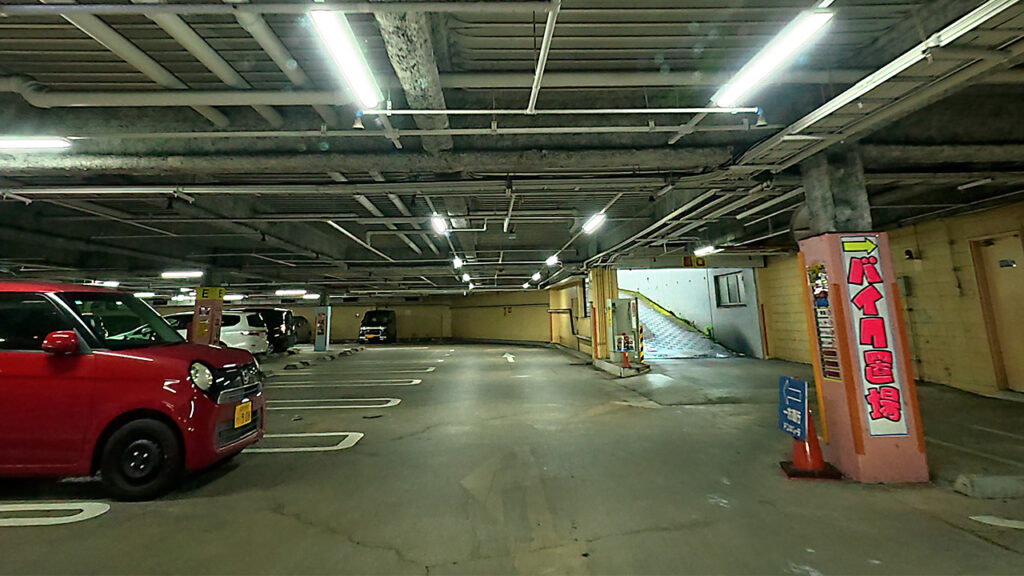 ドン・キホーテ 日野インター店地下駐車場内の通路と駐車区画