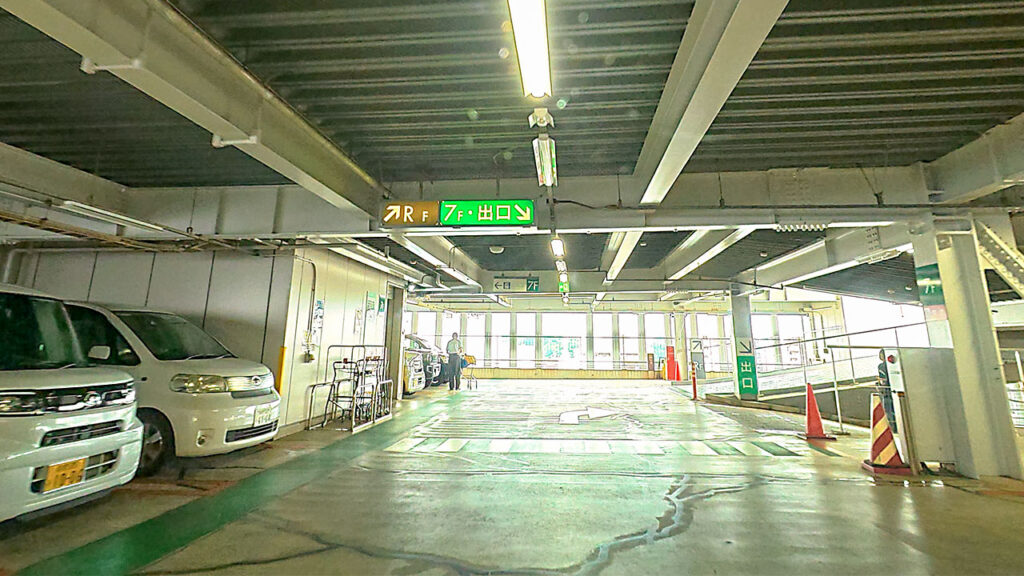 相模原市営橋本駅北口第2自動車駐車場内のRF屋上階と7階出口方面の分岐