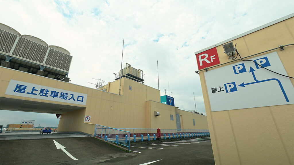 あきるのプレイス立体駐車場の屋上階にある店舗側屋上駐車場への分岐