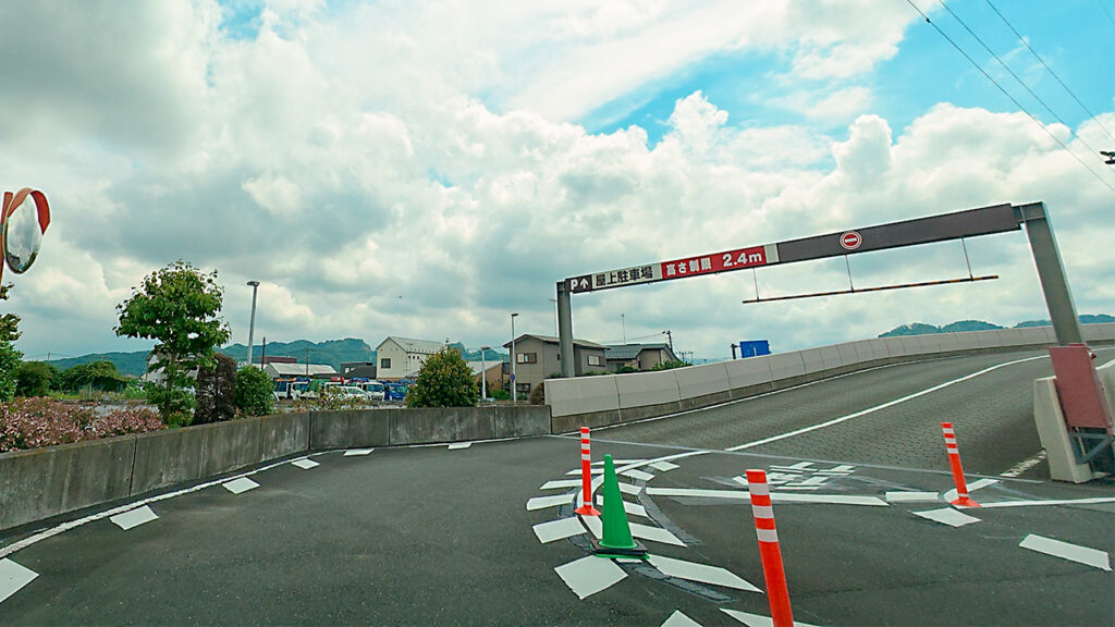 コピオ相模原インター屋上駐車場スロープと高さ制限2.4mの表示