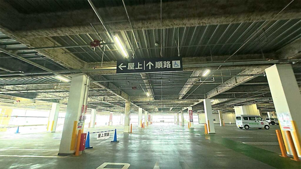 COTOE橋本立体駐車場内の4階駐車場と屋上階への分岐案内