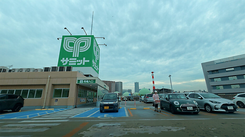 サミットストア 横浜岡野店の屋上駐車場と売場入口付近の様子