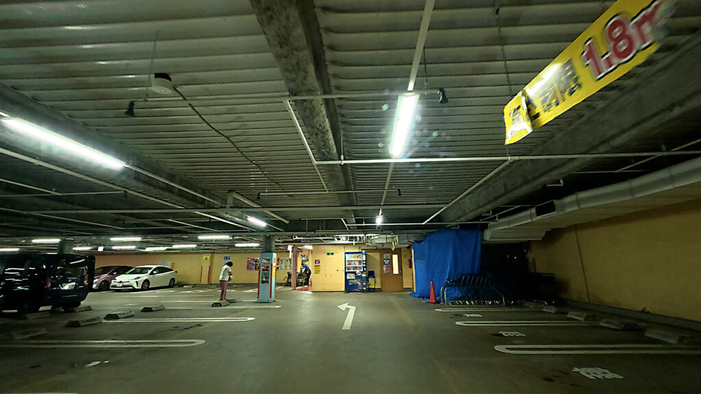 高さ制限1.8mの表示が見えるドン・キホーテ 日野インター店地下駐車場の駐車区画付近