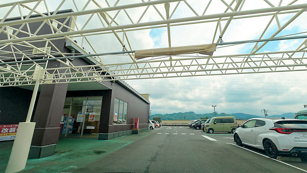 コピオ相模原インター屋上駐車場の駐車位置付近と店舗出入口