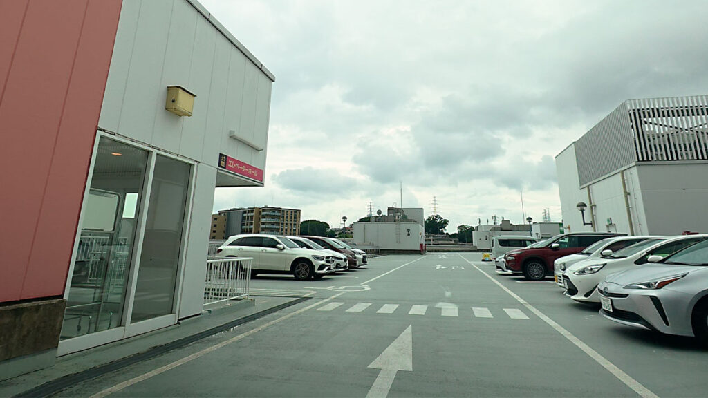 トツカーナ駐車場の屋上階にある駐車場所付近の様子